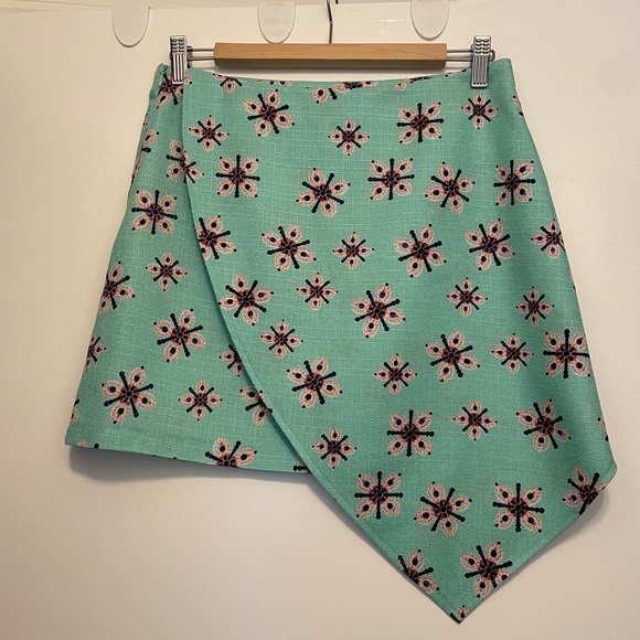 Mint set with asymmetrical mini skirt and jacket size small 4 6 - Picture 4 of 7